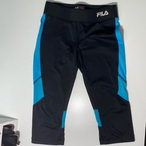 GIRLS Cropped athletic leggings. (GENTLY USED)